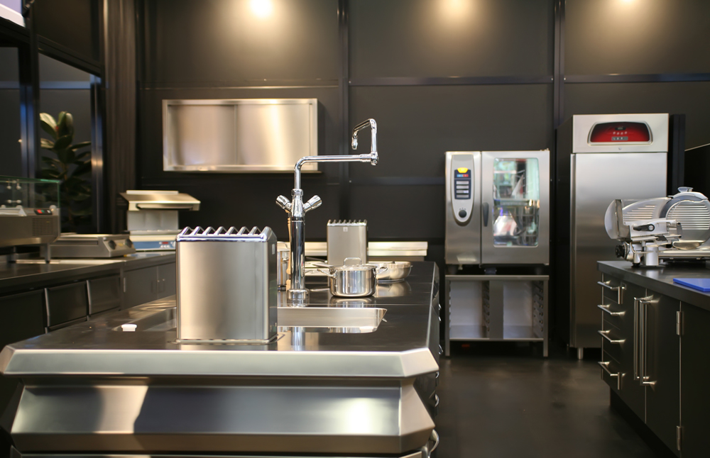 Essential Professional Kitchen Equipment for Restaurants, Hotels & Large Kitchens